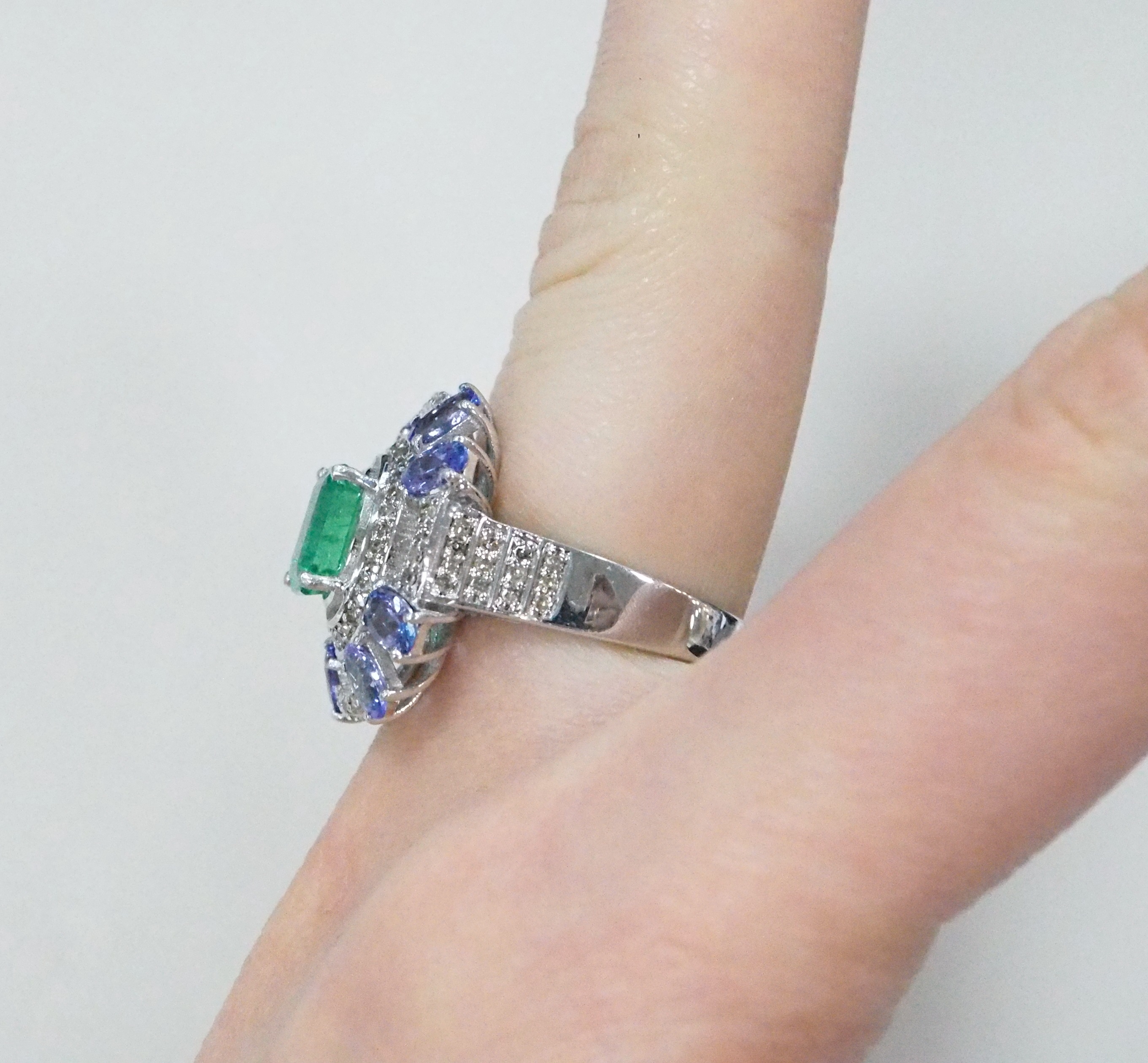 Серебряное кольцо с изумрудом и танзанитами